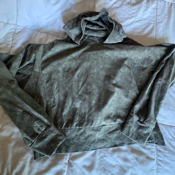 Athleta Sweaters - Athleta Green Camouflage Crop Hoodie